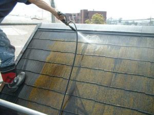 傾斜のきつい屋根の洗浄